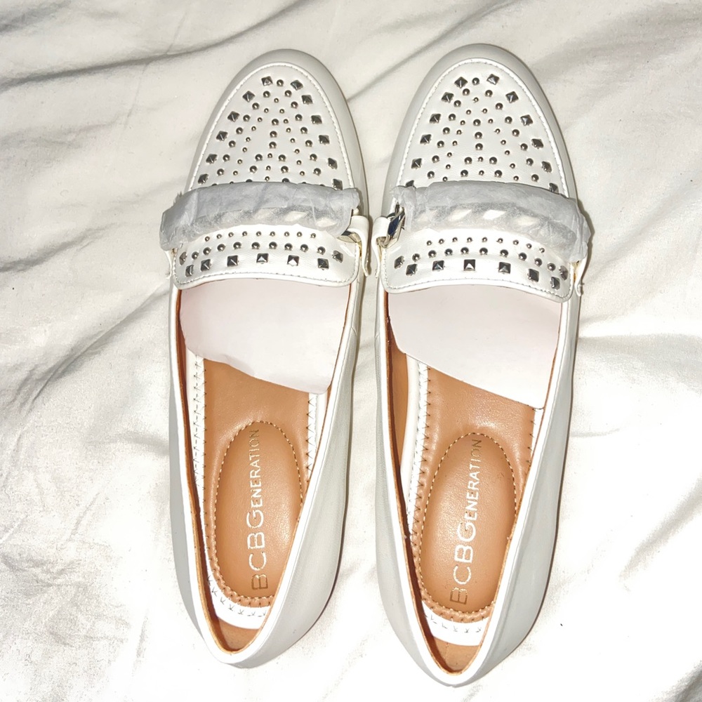 BCBGeneration white loafer with silver chain